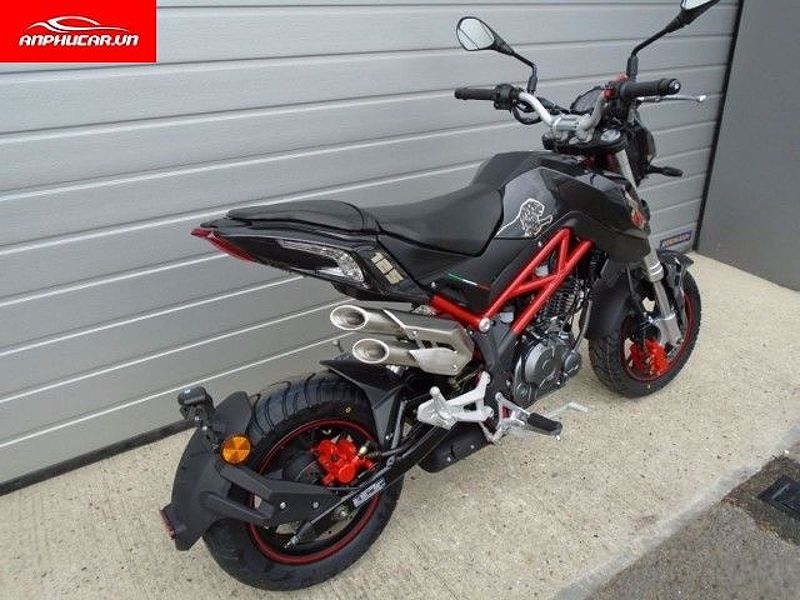 Benelli TNT 125 đuôi xe