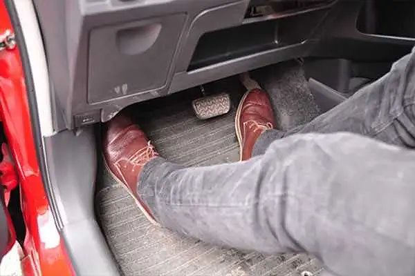 Chân ga và chân phanh là hai bộ phận cần đặc biệt chú ý