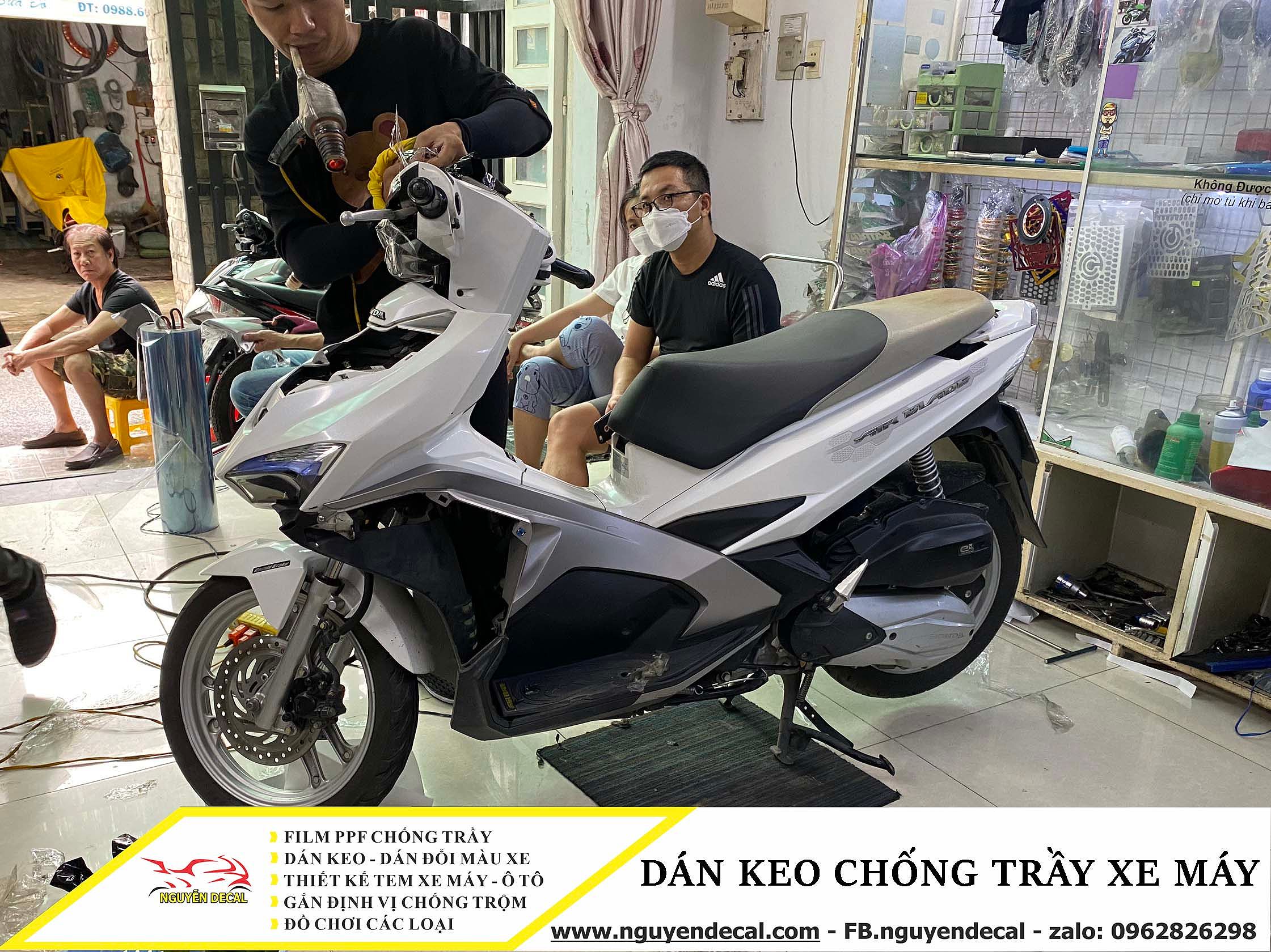 Dán keo chống trầy xe máy