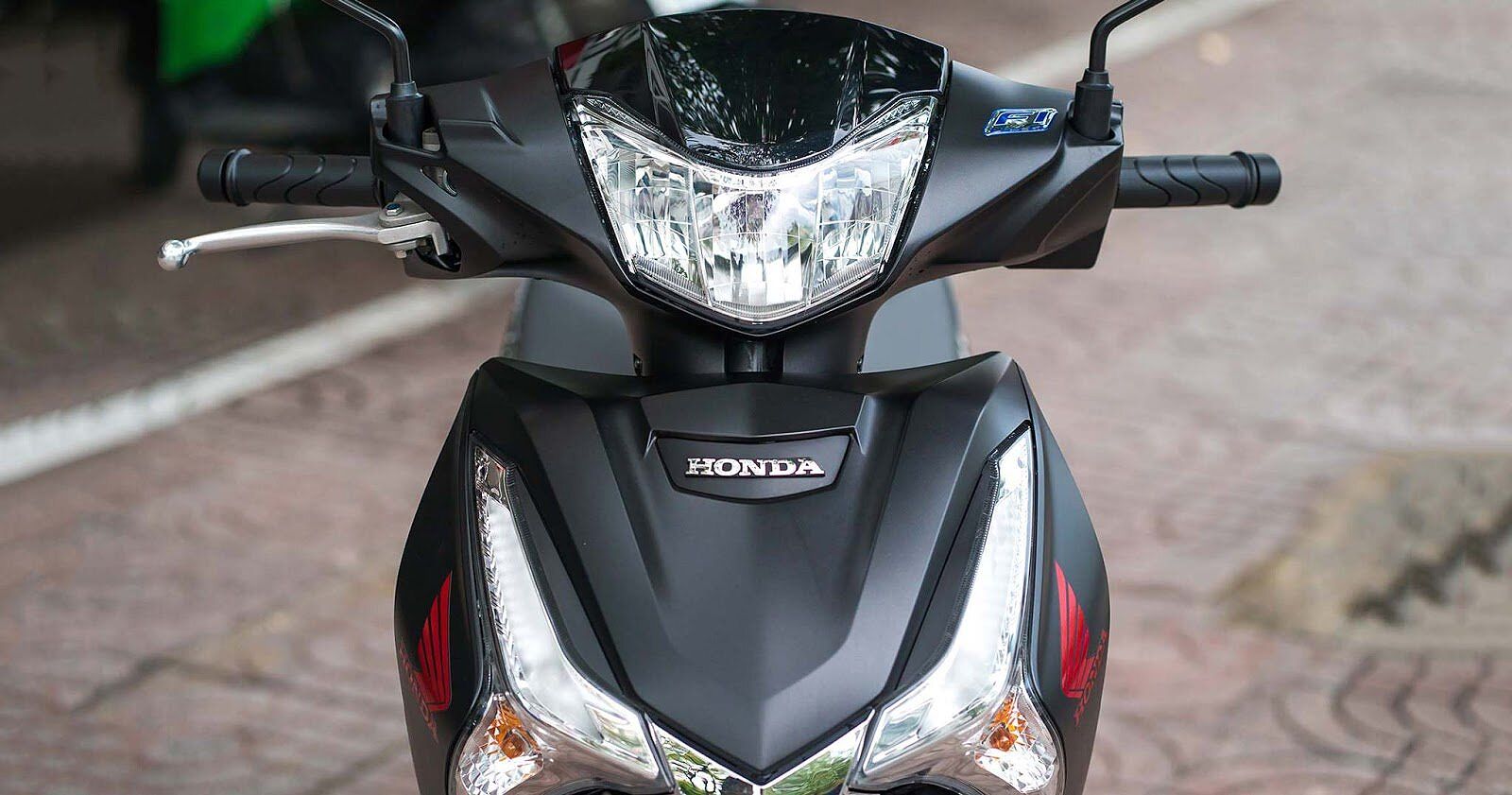 Honda Future 2019 phiên bản cao cấp phanh đĩa, vành đúc đen đỏ phóng khoáng.