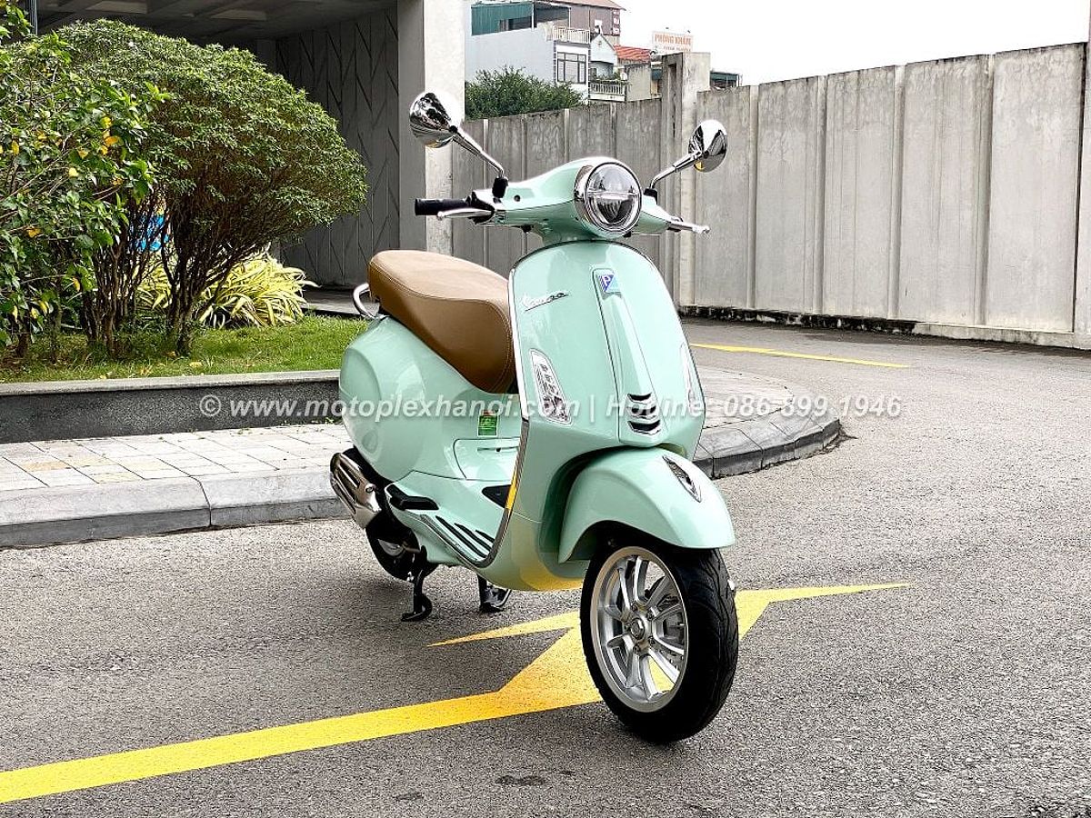 Mặt trước Vespa Primavera 125 với hình chữ V ấn tượng