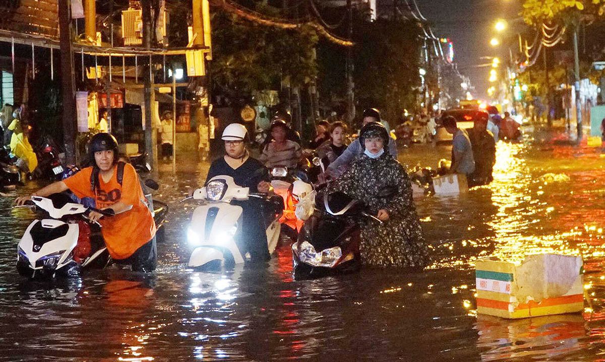 Mẹ bầu 3 tháng đầu không nên đi xe máy khi trời mưa để tránh các nguy hiểm như ngã xe hoặc di chuyển trong nước mưa lạnh